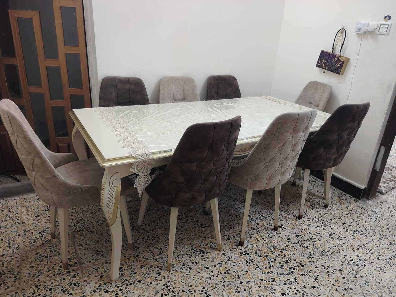 ميز طعام للبيع
***********
