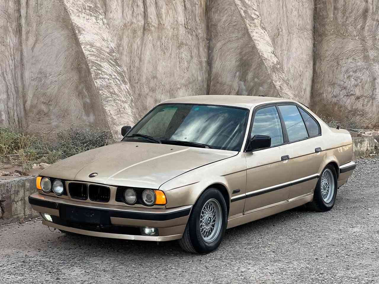 بي ام دبليو 525 • جير عادي • تايرات جديدة