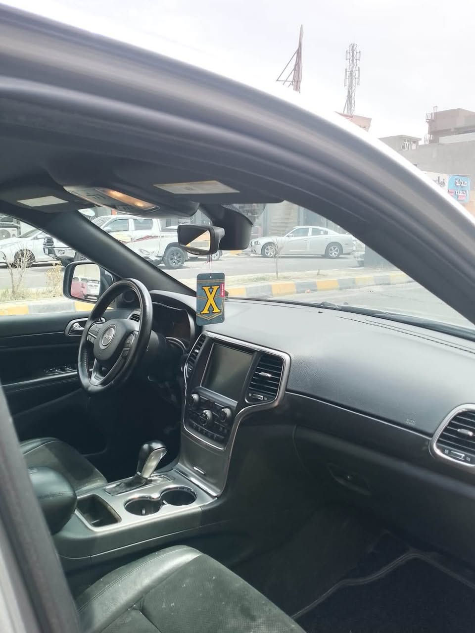 السلام عليكم 
من رخصه الادمن. 
Jeep2018 
مكفوله كفاله عامه من الضربه والصبغ والمعجون 
كلين السياره 
المحرك مفتوح 
بيها ملاحضه زغير شخط فقط زغير 
تخم تايرات جديد 
رقم سليمانيه 
بسمي شرط التحويل 
+ غرامات. 
لون سلفر فول 1/1 
فتحه سقف 
تحكمات 
مثبت 
شاشه كبيره تدعم الكار بلي
كشنات جلد اسود 
قطعتين تبريد 
تحكمات استرين 
8 ايرباكات 
انظمه قياده 
سبورت 
ماشيه 200 وقابل للزياده 
السياره كير محرك بشرط 
حداديه صدر كله جديد 
السعر ب 240 وبيها مجال للشراي 
لل استفسار ***********
