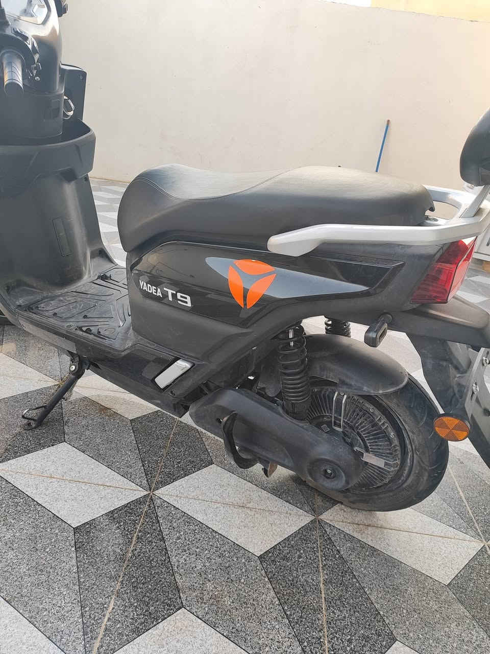 دراجة شحن شركة ياديا موديل T9
2 كير و سرعة 50 نضافة فول و 6 بطاريات 
السعر 850 وبيها مجال للأستفسار الاتصال على هذا الرقم
***********
