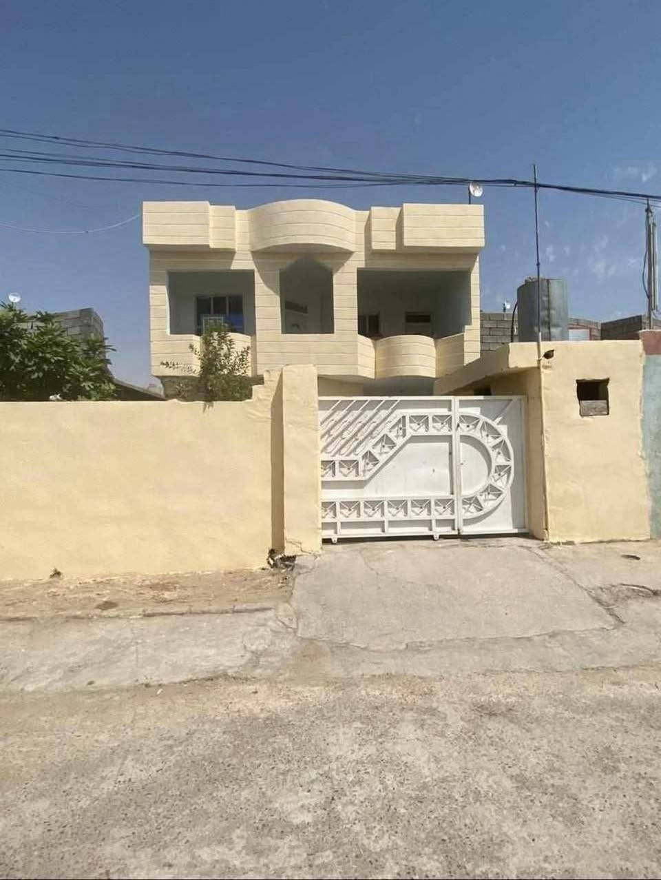 السلام عليكم دار للبيع حي الفرسان مقابيل جامعة تكريت مساحه 250م ستقبال 7ب4 مطبخ 5ب4 صاله 6ونص ب4ونص بي 4 قرف 3 منهن 5ب4 وحده 7ب4 بيت كامل فقط بي سقف ثانوي وسيراميك ما كامل البيت كله 

الاتصال 
***********
*********** تكريت, صلاح الدين
