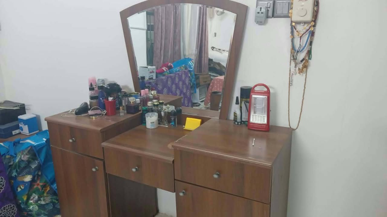 السلام عليكم غرفه نوم لبيع الغرفه جربايه ميز تواليت ومجرات اثنين وكنتور ٦ابواب ديوان بعد جديد نظيف مكانهن تكريت زهور
