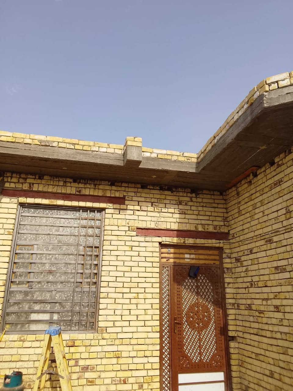 السلام عليكم 
بيت بحي الجوادين بنزلت ملاعب يتكون اللبيت من غرفتين 
وصاله ومطبخ وديوانيه وصحيات خارجيه وداخيه 
رقم صاحب البيت ***********
