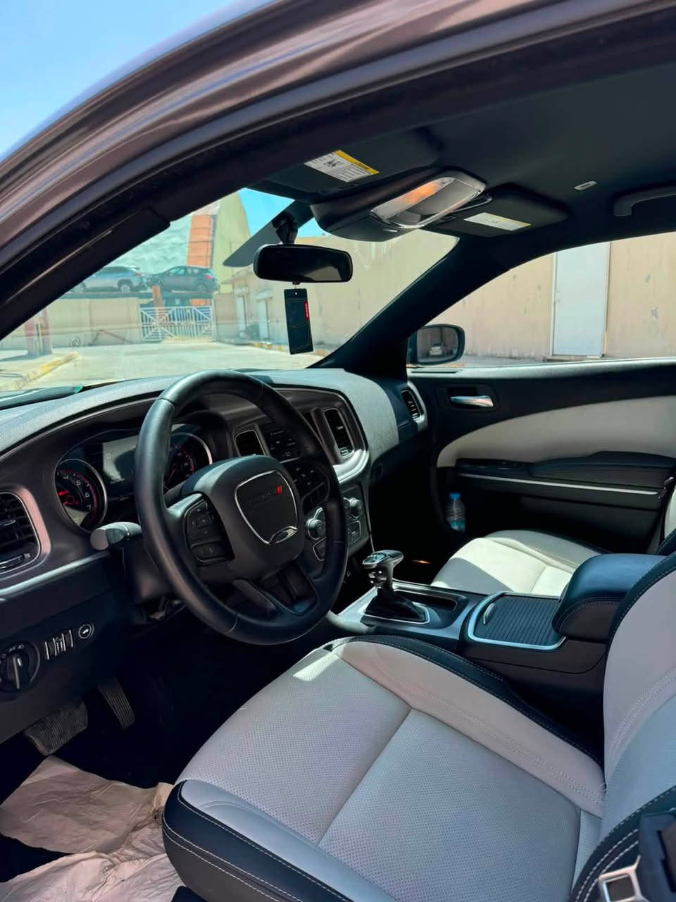 دوج جارجر ٢٠٢٢ مواصيفات SXT سيارة حيل حيل نضيف و حلو و سيارة فقط بابين مبدل شريكة و شبر جملغ صبغ شةرت بجم و ورة كبس حتا دعاميات شريكة و ماشية ٥١ الف سيارة بسمي رقم سنوية تخم تايات كلش جديد و گئر محرك شرت ما مفتوح و بدون اي نقص سعر السيارة ٢٢٠ و مجال رقم تلفو ن***********
