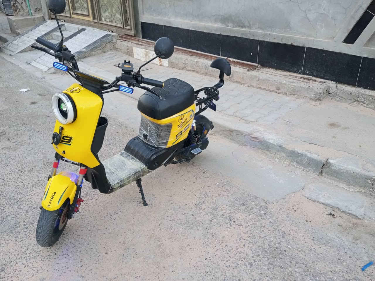 دراجه شحن R9 للبيع موديل ٢٥ بطاريات وينلي بلاديات ***********
السعر ٢٥٠ بيع مستعجل 
بصرة ابي الخصيب
