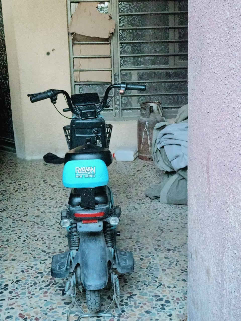 دراجة شحن أربع بطاريات مع شاحنه 
للاستفسار *********** 
الحريه شارع 30حي السلام
