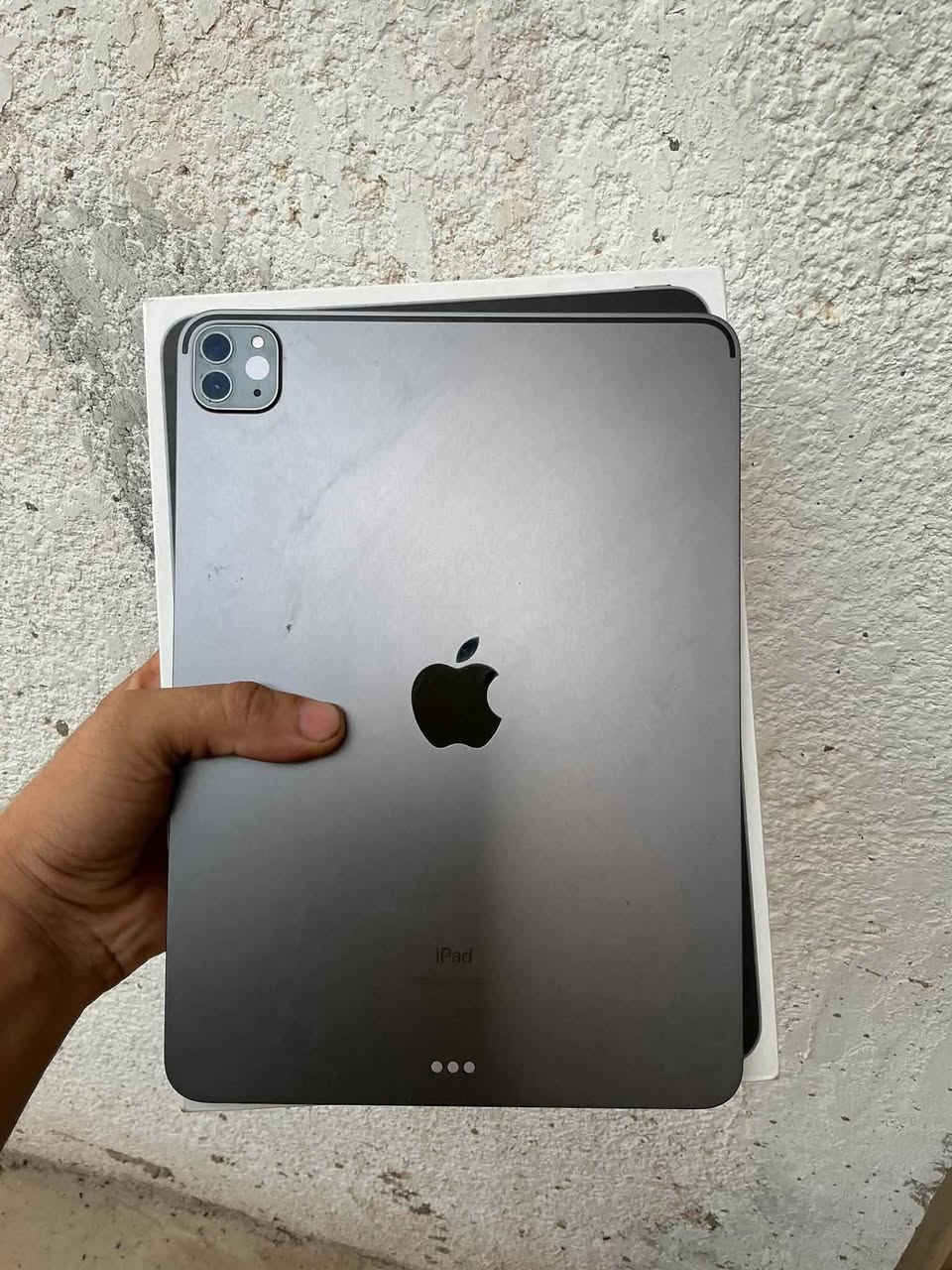 ذاكرة ١٢٨ • بطارية ٩٠٪ • حجمه ١١