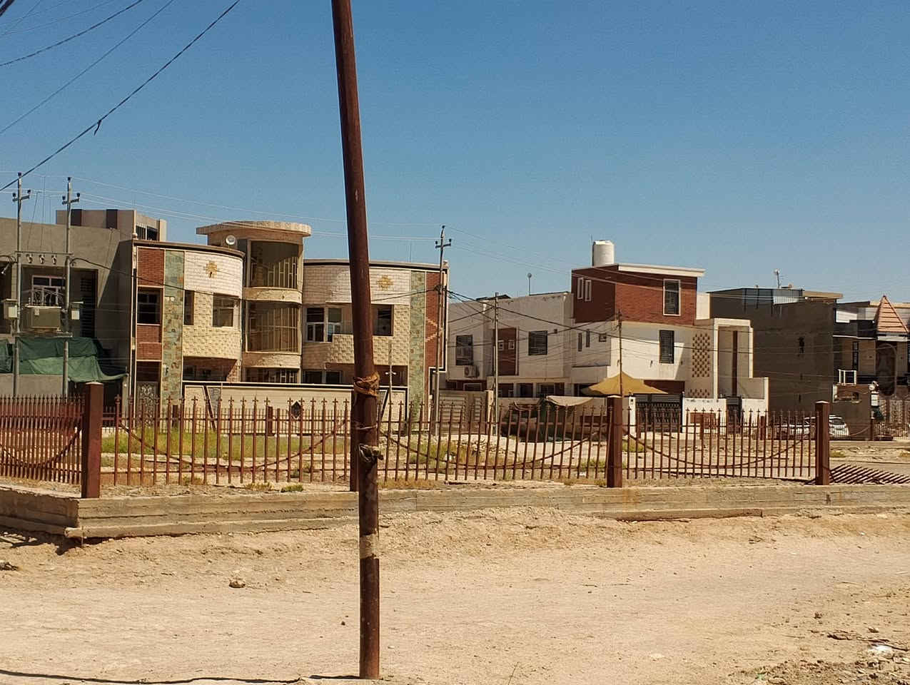 قطعه طابو صرف موقع ممتاز جدا للبيع السعر 123 مليون خلف مستشفى الكفيل حي الغدير بشارع مجمع علي الاكبر (ع) ومعمل الصادق للالمنيوم الشارع العريض التبليط خلف المنتزه المساحه 200 متر بصف التبليط مباشرتا منطقة سكنية راقيه جدا خدمات كامله تبليط وقريب على خط الكيات خدمات كامله ماء اساله وكهرباء ظفيرة وانترنيت ضوئي وكابينة الانترنت الضوئي أمام القطعه مباشرتا سند طابو صرف تحويل مباشر باسم المشتري للاستفسار ***********
