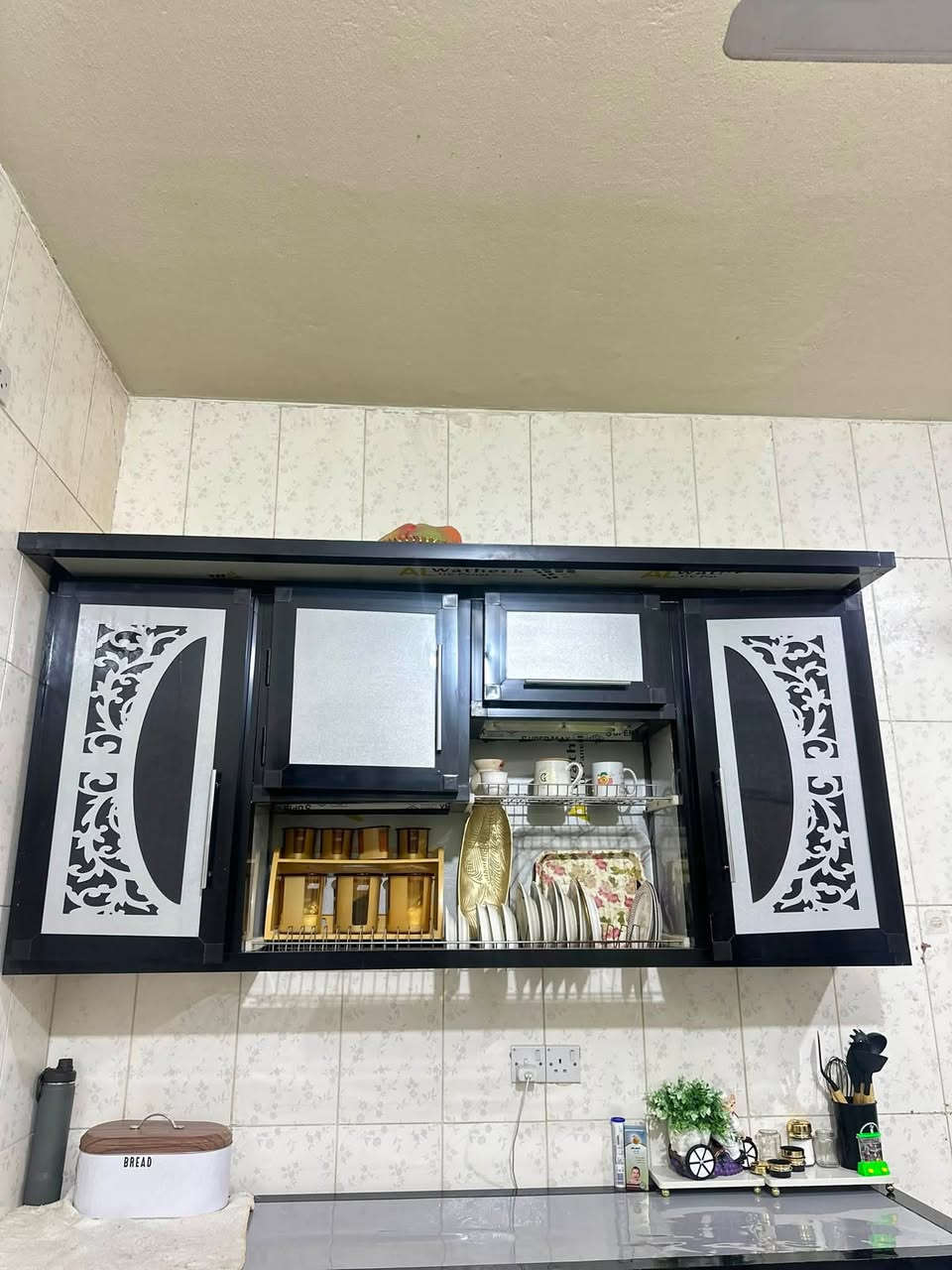 كاونتر مطبخ ألمنيوم أسود وفضي (فوقاني + سفلاني مع طبقية صحون) للبيع 
 الحالة: بحالة الجديد ونظيف جداً بدون أي شطوب أو كسر.
 السعر: [ا350]
 المكان: [النجف]
 للتواصل: مراسلة الخاص أو عبر الواتساب [***********].

