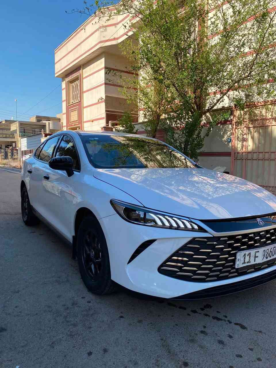 السلام عليكم 
BYDگن بلاص للبيع فقط 
السعر 17مليون و800 بيهة مجال بسيط 
2025داخل ابيض مواصفات الستندر 
السيارة جديدة على وضع الشركة وجاهزة  من كلشيي عليهة اضافات 
1-تغليف جميع الجامات عازل حراري امريكي 
2-تغليف جميع البوب من الداخل افلام حماية 
3-انارة داخلية سستم كامل سعرة 100دولار 
4-تغليف يداد البوب والمري  الجانبية +سبايدر اسود 
5-ارضيات عضم اصليات 
6-الدركة مغلفة كاربون فايبر هيه والبوب. من الداخل 
السيارة كاملة من كلشي ماشية 15على المكينه و15على الشحن 
السيارة بيهة بنيد مبدل بلادي مالشركة نفس الون والجاملغ راجع بارد بدون دواخل كير مكينه مكفولات السيارة بسمي بغداد رقم شبه مميز 
للاستفسار :***********
