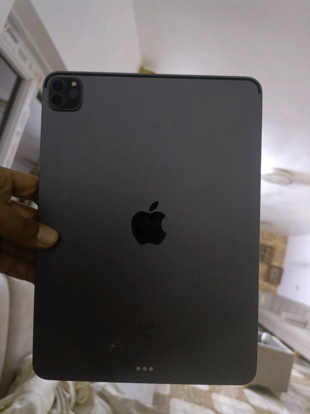 ايباد برو m1 ذاكرة 128 بطارية 89 الجهاز فقط بي فطر خفيف موظح  بالصورة  السعر 500 او مراوس بجهاز حسب القناعة