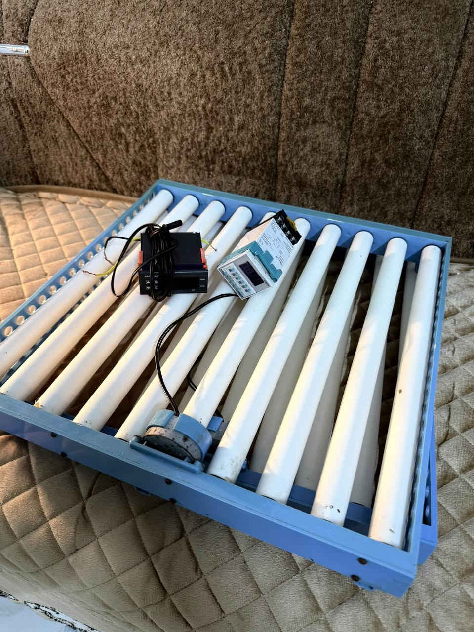 فقاسة ٢٠٠ بيضة • متحكم حرارة • قلابتين عاطلين