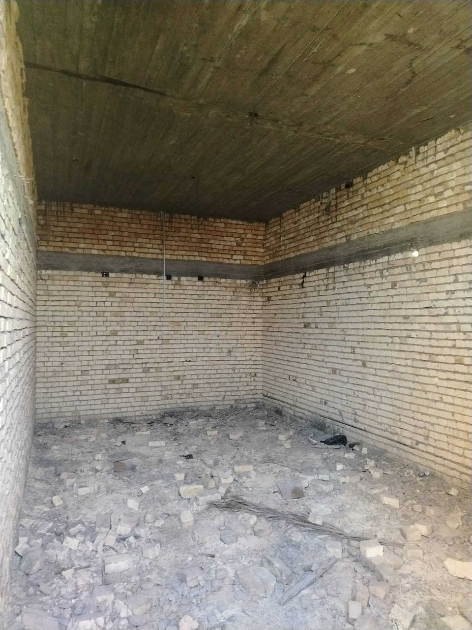 بيت للبيع جاهز من البنيان بس مجاري وكهربايات ميه وخمسين متر مابي اي قيناس الموقع حي نفط شارع البانزين خانه يم الدوح *********** وتساب  لنتن رباطات صب جديد صار شهر من كمل بنيان
