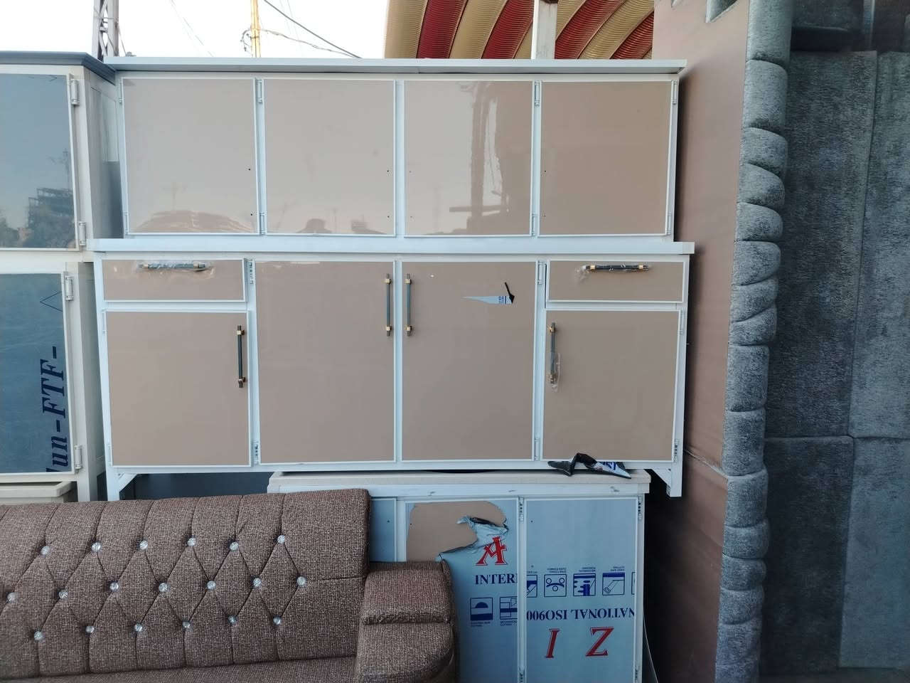 سلام عليكم وصول وجبه جديده في مزاد لأخوين العنوان المفرق الطرق والجسور مقابيل العزات بن تجه رايح عليه المفرق السعر اب 350 وبي مجال للاستفسار *********** كونترات جديد مترين والسنك مترا و30 يتوفر الالوان مراوس بل مستخدم همين
