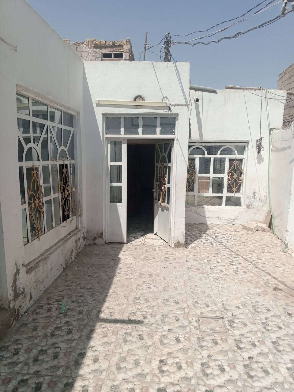 ﴿ 🧿  بسم الله الرحمـٰن الرحيم  🧿 ﴾
دار 🏠 للايجار   

مساحه 120متر.مربع.

اجاره 175 الف

يحتوي الدار على ....
غرفه نوم وصاله واستقبال ومطبخ وتخاريج داخليه و خارجيه وطارم.

   العنوان كوفه براكيه شارع المطار القديم بداية السوق قريب على مجمع أكرم..

خدمات كامله ... البيت نضيف

للاستفسار أكثر اتصل ع رقم (  *********** )
