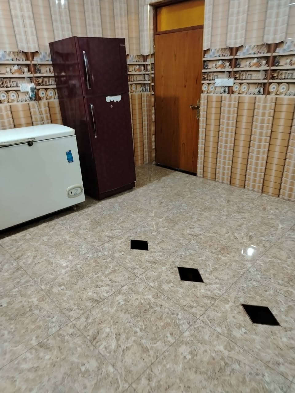 سلام عليكم 
بيت للبيع طابقين حي الجامعه 
الطابق الارضي كامل ونظيف مثل ما موضح بالصور
غرفتين نوم ومطبخ واستقبال وصالة 

الطابق الثاني ٣ غرف 
وصالة وحمام  
 نقص  بياض وسيراميك 

الاتصال على الرقم 
***********
