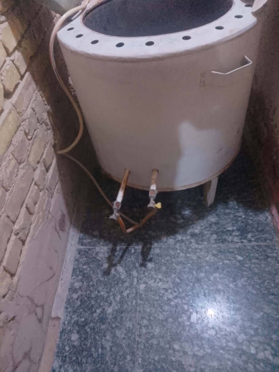 تنور غازي ثقيل حجم كبير ياخذ خمس كرص درجه اولى الاصلي كامل معه الملحق صوندات والمنضم والخبازه استعمال قليل شرط الفحص للبيع مكاني حله مركز المدينه الشراي يتصل ***********
