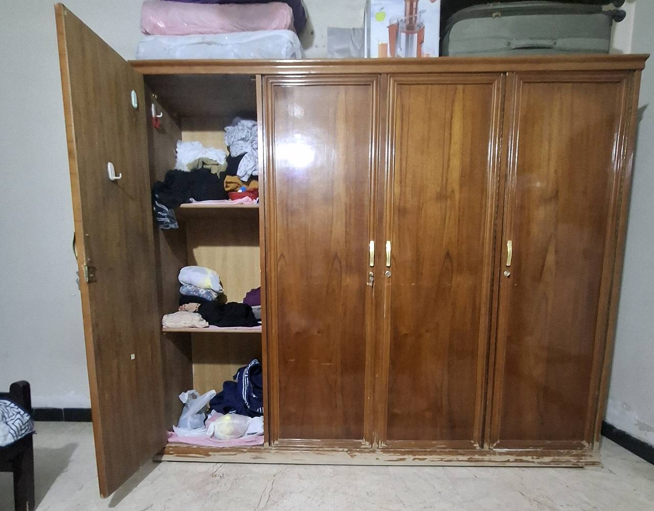 غرفه نوم شبابيه سعرها ٥٠٠ الف وبيهه مجال  اخت الجديده  
الميز اتواليت بس السجه مال الجرار  فالته  بس الجرار موجوده 
كنتور صاج ٤ بيبان كل خانه ٤ طبقات سعر ٤٠٠ الف وبيه مجال
طباخ ايطالي  اخو الجديد شغال الفرن والعيون شغاله السعر ٤٠٠ الف  وبيهه مجال 
الميز كومدي ٤٠ الف وبيه مجال 

عجانه وقلايه هوائيه وعصاره مال فواكه  جديدات كلاثتهن   ٢٥٠ الف  
اي استفسار على هذه الرقم  
***********