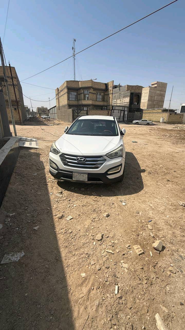 سنتافي 2015 خليجي ابيض باسمي مكان السيارة بصرة 
سيارة تبريد وكير و محرك  6سلندر   3300 كفالة 
فقط باب السائق  بيه حادث شبر باسفل ورصعة خفيفة بالصندوق والباقي كفالة السعر 150 ورقة وبيه مجال