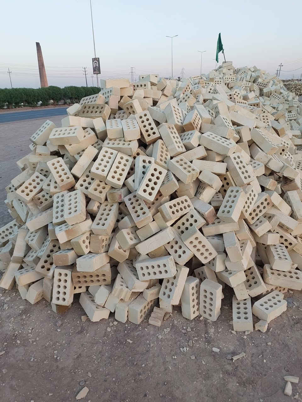 يوجد لدينا مواد بناء بلوك وطابوق عادي وجمهوري وفرشي والتواصل علی الرقم ***********
