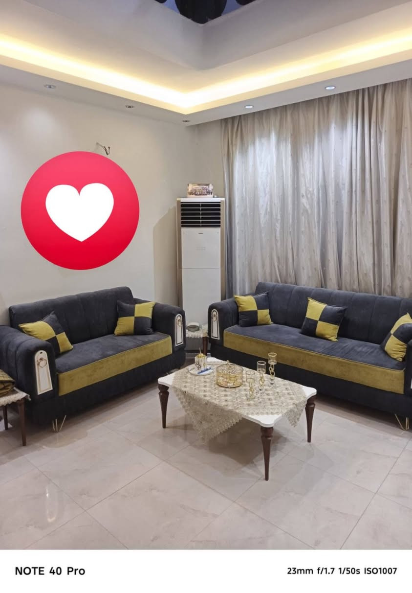 ٢ قنفات • طاولة ٤ كراسي • نظيفة