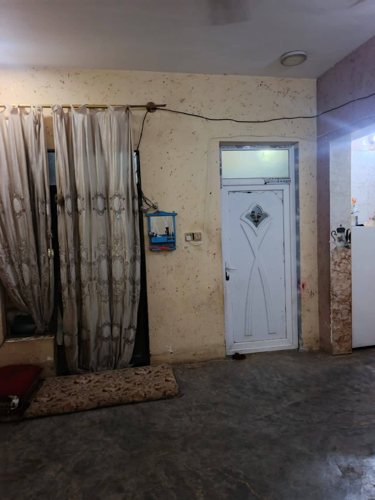 سلام عليكم مشتمل للبيع الرحاب شارع المضيف  طابوزراعي سند 25واصله تبليط يبعد عنه 30متر. قرب جامع نور الرحمه مباشر. المساحه 130 كامل نقص فقط ستاره مطبخ صيحيات سيراميك. البيت كله صبه نضيفه ارضيته علما البيت مؤجر السعر 35مليون. للاستفسار ***********
