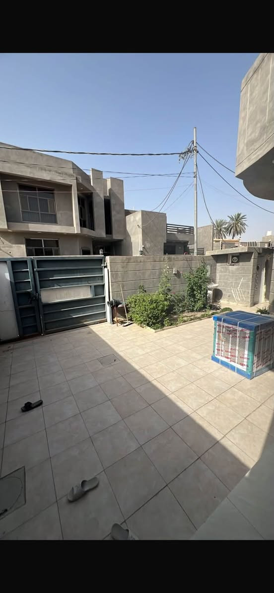 دار للبيع
مساحته 200 متر طابو زراعي صرف سند 25 
واجهة 10 نزال 20 
متكون من مطبخ   وصاله وكندور وكراج سياره وغرفتين نوم مناور ثنين صحيات داخليه وخارجيه
عنوان البيت حي الامين الثانيه خلف حلويات قصر الشام أو خلف مركز سيف سعد 
للاستفسار عن السعر مراسله الصفحه او الاتصال  
***********
