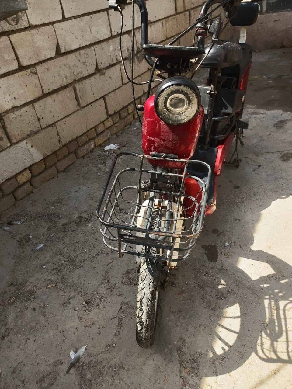 دراجه او بايسكل شحن ع كهرباء حاليآ شغال وتمشي يرادله بعض الترتيبات باترياته ضعاف بس يشتغلن ويمشن وسعره مناسب 120 مكان الشاميه طريق الصلاحيه ***********
