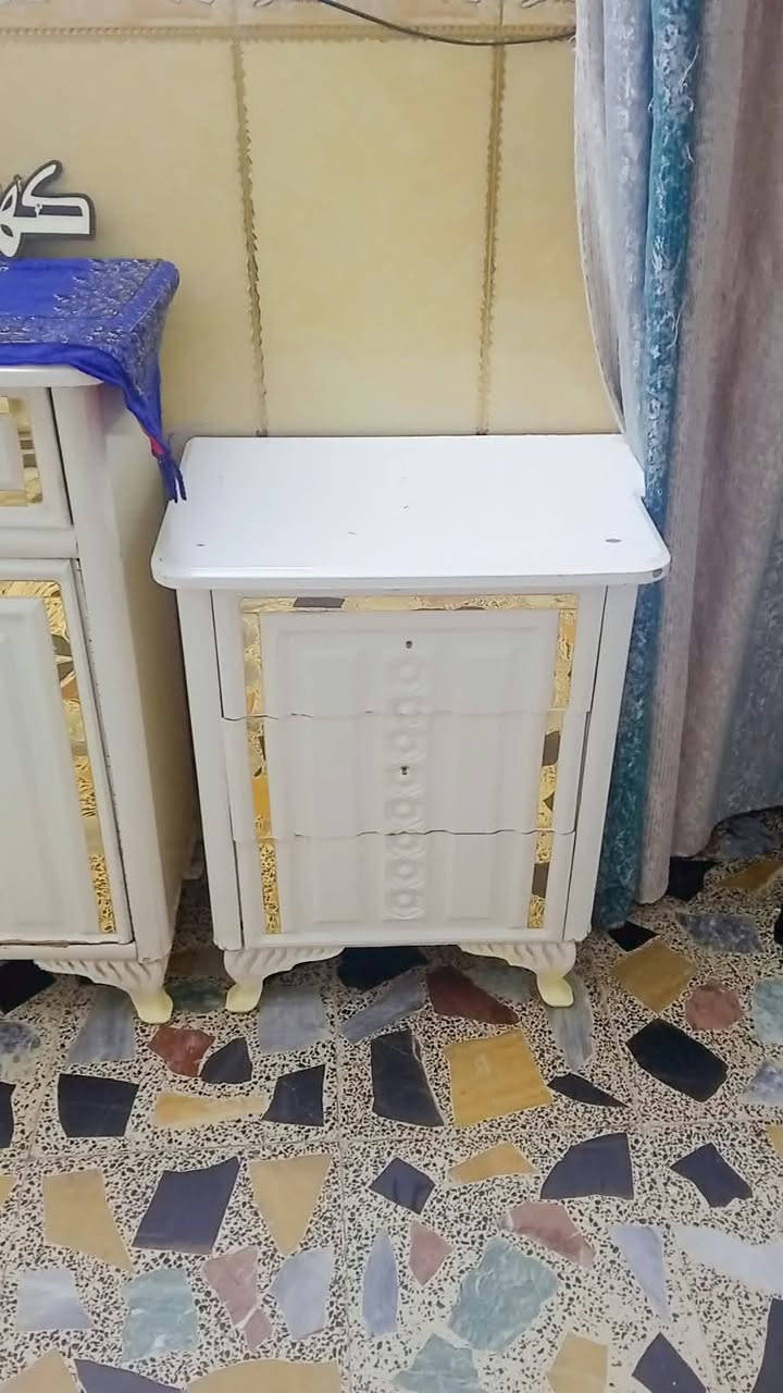 يوجد عندي غرفه مال نوم مستعمله نظافه 80% والاستفسار رقم الهاتف***********

