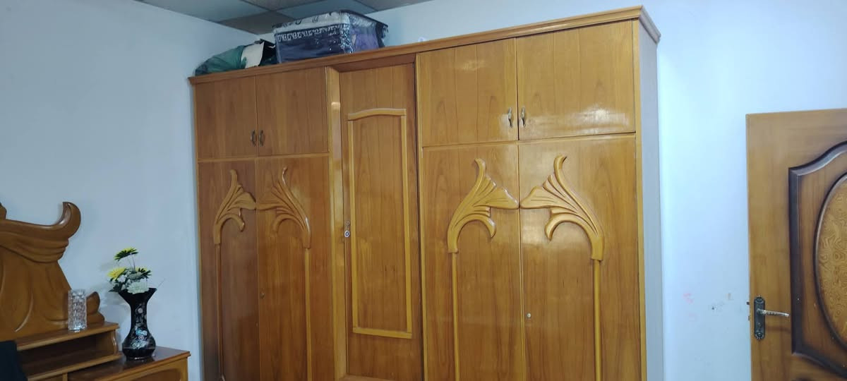 السلام عليكم / غرفه خشاب صاج ثقيل 5 أبواب ملحق  كلش نضيفه وحلوه وبل حقيقه         احلئ وسعرها مناسب
سعرها 650 الف مع دوشك تخت 
اتصال ***********
