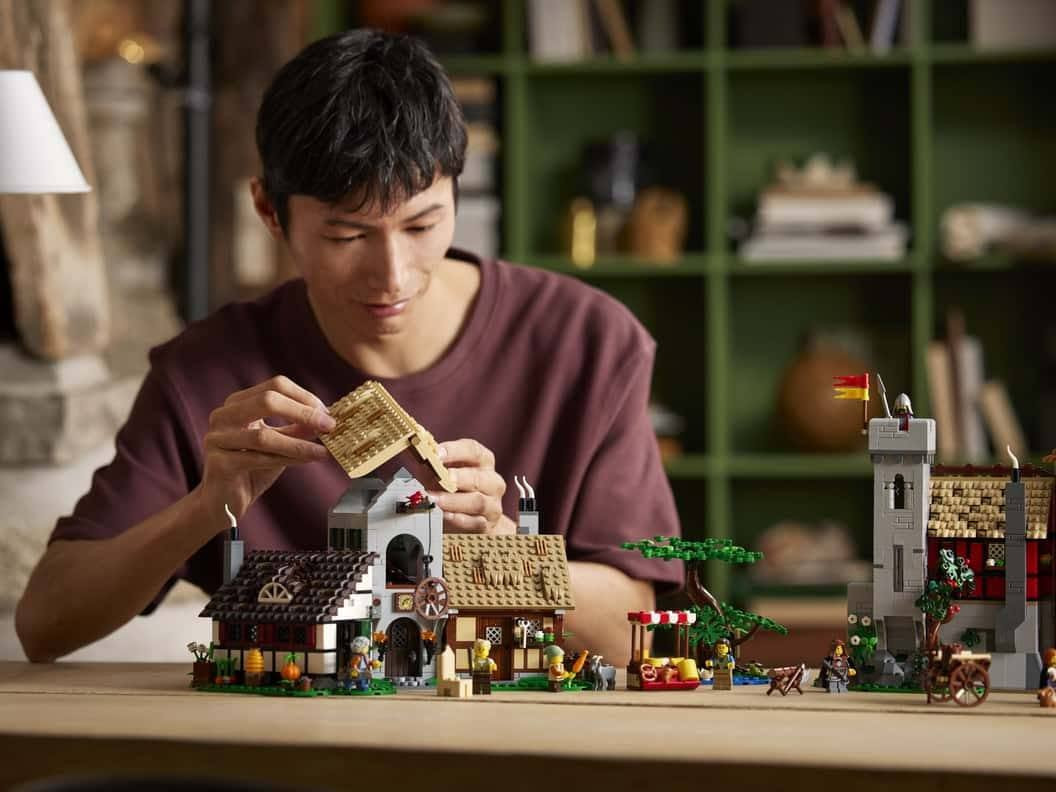 🏰🔥 LEGO Icons Medieval Town Square 10332

مجسم ساحة بلدة من العصور الوسطى بتفاصيل ريفية وتاريخية مميزة، مثالي للتركيب والعرض 🧩✨

▪️ عدد القطع: 3,304 قطعة
▪️ 5 مبانٍ: المزرعة، مصنع الجبن، نزل الفؤوس المكسورة، ورشة الحدادة وبرج المراقبة
▪️ 8 شخصيات مصغرة + الماعز الرمادي وحيوانات أخرى 🐐
▪️ قطع جديدة ومغلفة + كتالوج تركيب مفصل
▪️ بدون كرتونة خارجية

📏 القياسات بعد التركيب:
▫️ الطول: 39 سم
▫️ العرض: 30 سم
▫️ الارتفاع: 25 سم

💰 السعر: 55,000 الف فقط 🔥
📞 للطلب: ***********
رابط قناة التليكرام 
https://t.me/alshmari97
الكمية خير من الله
