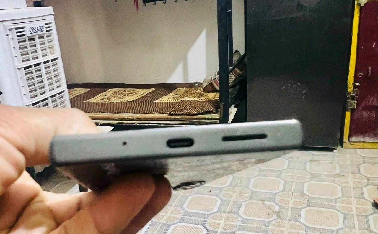 مرحبا مبايل c61 وياه كارتون وملحقات سعر 160 التواصل *********** واتساب او اتصال
المبايل مستعمل لو جديد؟ وشنو سبب البيع؟: 
مستعمل يشبه الجديد
شنو موقعك بالضبط حتى نعرف وين التسليم أو أكو توصيل؟: 
السماوه الوركاء 
السعر 160 نهائي لو بيه مجال للنقاش؟: 
نفس السعر
هل بيه أي خدوش، كسر، تبديل شاشة، أو أي مشكلة بالعمل مثل الكاميرا/الشحن/السماعة؟: 
لا
الذاكرة 128 والرام 4+12 شغالة تمام 100% لو أكو أي ملاحظة بيها؟: 
صحيح 