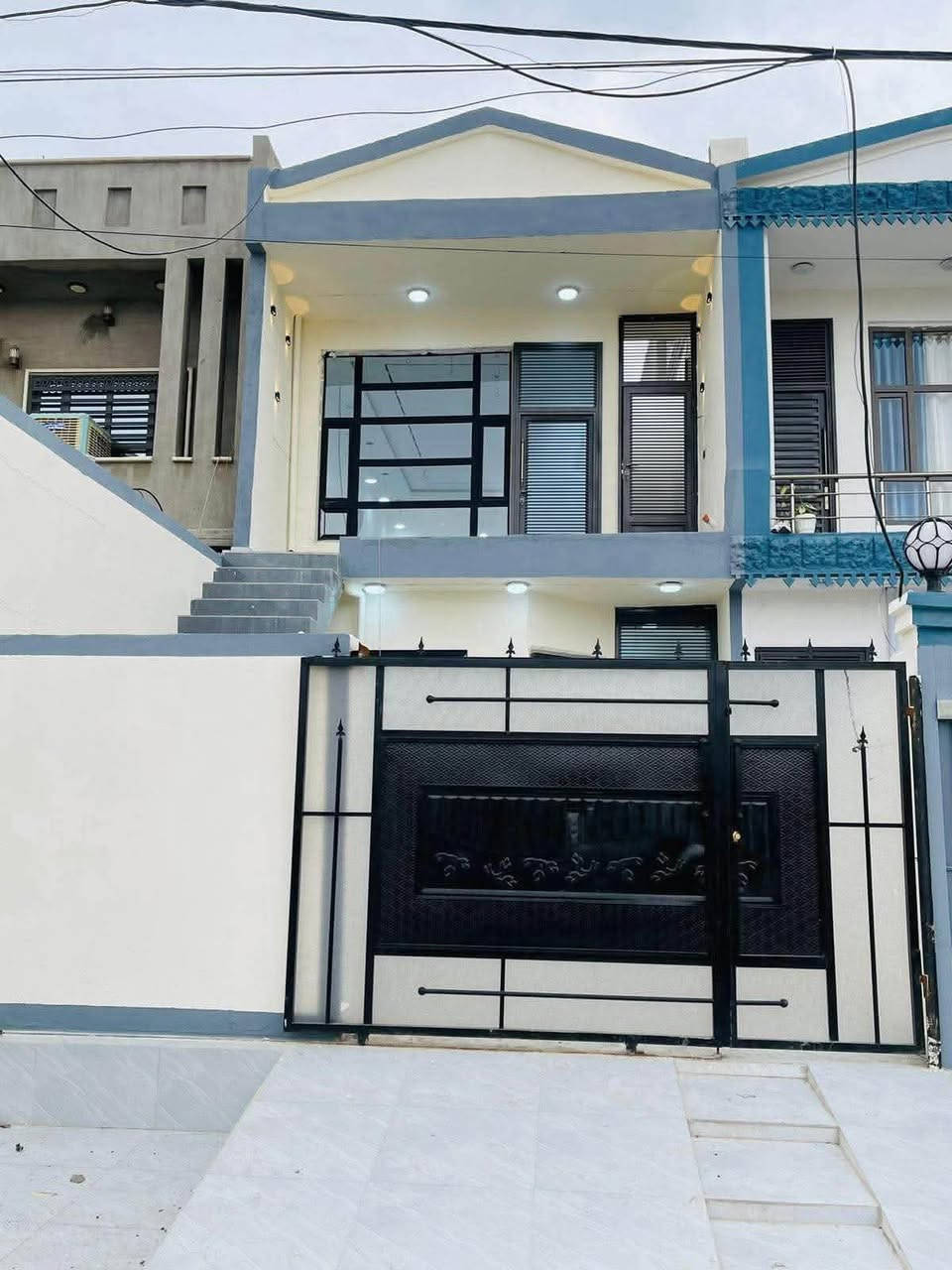 🏡 دار حديثة ومميزة للبيع (طابقين)
🏡دار حديثة ومميزة للبيع (طابقين)

• المساحة: 125 متر مربع.بلديه اوراقه كامله مخصصة

• الموقع: مقدمة حي النداء، بالقرب من جسر الرشيد (موقع مميز وسهل الوصول).

📐 التصميم الداخلي والتوزيع

يتميز البيت بتصميم مرن يضم درجاً داخلياً وآخر خارجياً، مما يتيح إمكانية فصل الطابقين أو استخدامهما معاً كمنزل واحد متكامل.

🔹 الطابق الأول:

• صالة استقبال: واسعة ومريحة

• مطبخ بنظام (حار / بارد): مصمم ليوفر عزلًا لروائح الطبخ

• غرفة نوم: مريحة وهادئة.

• حمام متكامل

🔹 الطابق الثاني:

• صالة استقبال إضافية: تتميز بإطلالة ونوافذ كبيرة توفر إضاءة طبيعية ممتازة.

• غرفة نوم.

• حمام متكامل.

✨ مواصفات البناء والتشطيب (درجة أولى)

• الأرضيات والجدران: البيت مغطى بالكامل (فول سيراميك) من السيراميك التركي

بتصاميم رخامية أنيقة تعكس الإضاءة وتضف اتساعاً للمكان

• الأسقف: ديكورات (فول مغربي) حديثة مع إضاءة مخفية (LED) وسقوف ثانوية مميزة.

• التبريد: نظام تبريد مركزي متكامل يضمن توزيع الهواء بشكل مثالي.

• التأسيسات: منظومات الكهرباء والمجاري والصرف الصحي كلها من مواد أصلية وذات جودة عالية.

🚗 المرافق الخارجية والملحقات

• كراج سيارة كبير: يتسع لسيارة بارتياح مع أرضية سيراميك جيده

• مجموعة صحيات خارجية: إضافية لخدمة الضيوف أو الاستخدام الخارجي.للأستفسار

***********

***********
