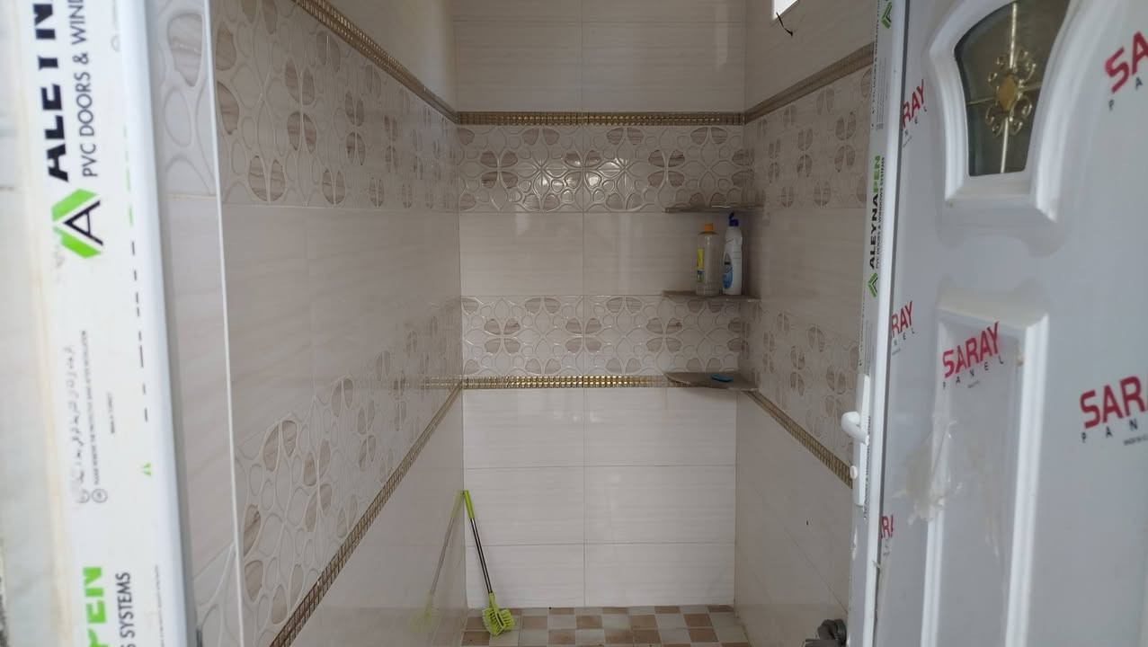 بيت  زراعي مساحه 182متر غرف عدد ثنين صاله استقبال مطبخ حمامات داخلي وخارجي طابوق صب كوكريت  مسلح مكانه سدينا ويه شارع سيد سلمان باق التفا صيل اتصل  *********** بي واتساب
