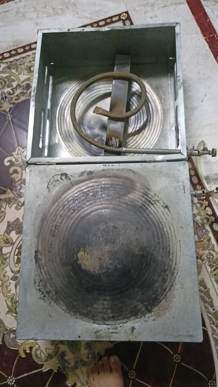 السلام عليكم
غراض مال بيت كلهم نظاف
طباخ كريازي الاصلي السعر 250 الف وبي مجال 
القنصور 5 بواب السعر 200 الف وبي مجال 
البانكات ابيع شلع وشرط الشغل 2 رامكو ووحدة سانيو السعر 50 الف 
الجكامج تركية السعر 60 الف وبي مجال
التنور شرط نار زرقة السعر 30 الف وبي مجال 
المكان الموصل الجانب الايسر حي ال 95 قرب حي فلسطين 
*********** وبي واتساب
