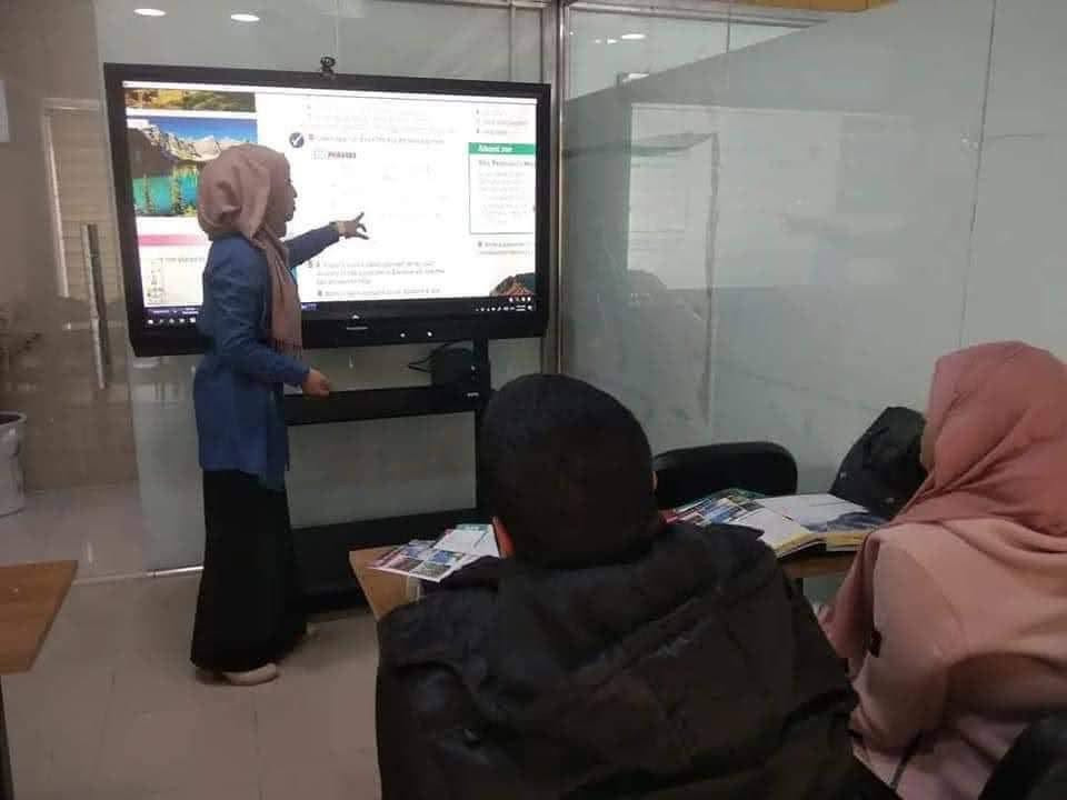 🌟 فرصة استثمارية مميزة – مشروع تعليمي متكامل جاهز للعمل 🌟
هل تبحث عن مشروع ناجح في قطاع التعليم؟

📚 أعرض للبيع مشروعًا تعليميًا متكاملاً وجاهزًا للعمل، مناسب للمدارس، المعاهد، المراكز التعليمية، والمدربين الراغبين بتقديم تعليم حديث وتفاعلي.

🖥 يتضمن:
✅ شاشة سمارت بورد حديثة قياس 65 بوصة.
✅ ستاند (حامل) احترافي.
✅ جهاز UPS لضمان استمرار العمل عند انقطاع الكهرباء.

🇬🇧 مع تطبيقات BBC Learning English البريطانية التفاعلية، وتشمل 7 مستويات متتالية:

🔹 Basic
🔹 Starter
🔹 Elementary
🔹 Pre-Intermediate
🔹 Intermediate
🔹 Upper-Intermediate
🔹 Advanced

🎯 مميزات المشروع:
✔ مناهج أكاديمية تفاعلية حديثة.
✔ دروس مدعومة بالصوت.
✔ ألعاب تعليمية (Games) لزيادة التفاعل.
✔ اختبارات Mid-Term وFinal.
✔ اختبارات Achievement.
✔ تعليم احترافي مناسب لجميع الأعمار والمستويات.

💼 المشروع جاهز للتشغيل مباشرة، ويوفر لك محتوى تعليمي متكامل دون الحاجة إلى تجهيزات إضافية.

📲 للاستفسار والتواصل عبر واتساب:
***********

📢 يرجى مشاركة الإعلان، فربما يصل إلى شخص يبحث عن مشروع تعليمي ناجح.
