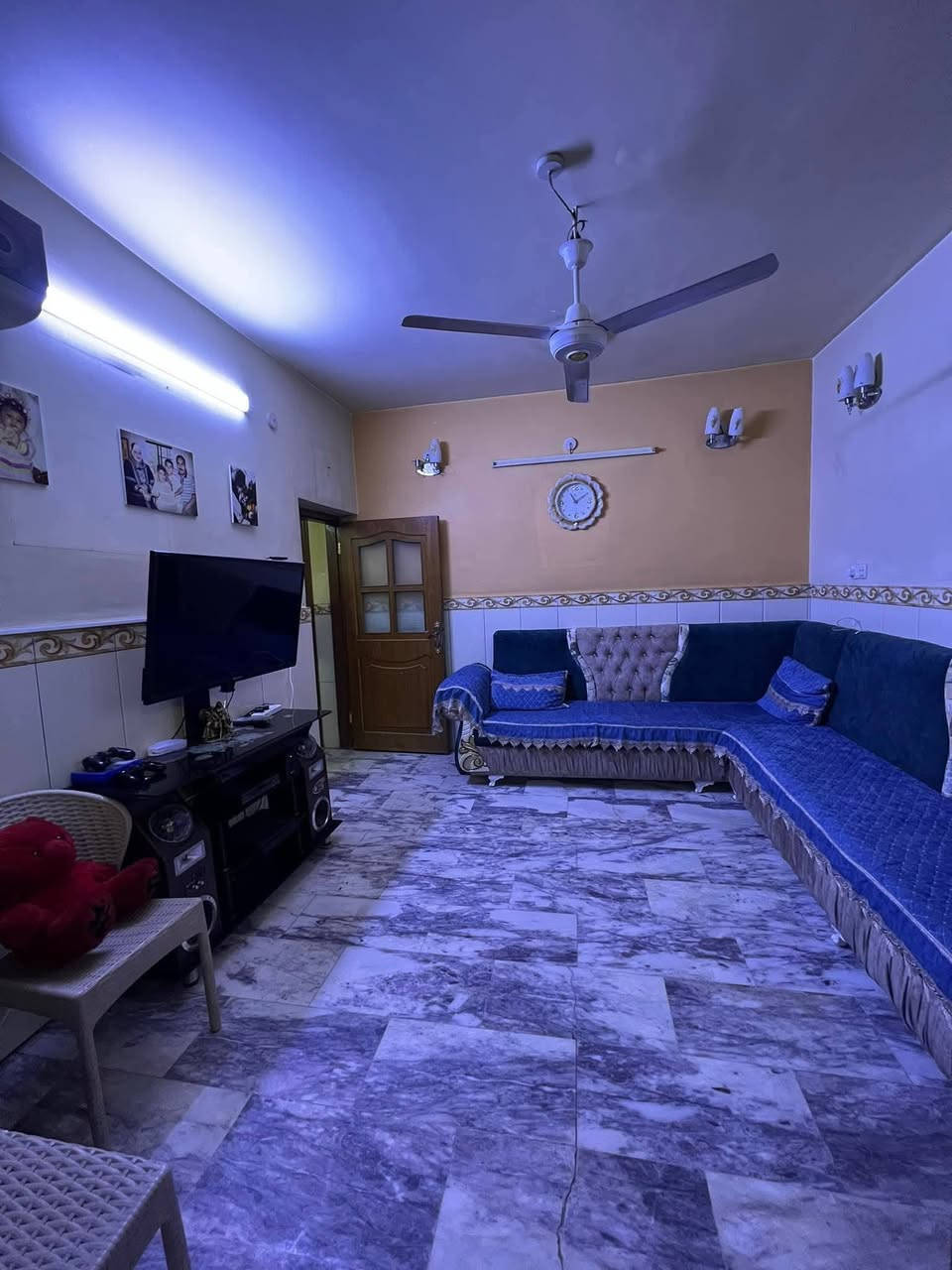 🏘️دار رگــــــن على ساحة للأيجــــــــار 
فـٓــــي حـــــــي الطيـــــــارة قـــــٰـرب آســـــواق مريومــــة
________________
المساحــــــة // 150م رگـــــــن 
الواجهـــــــــة // 8م
النــــــــــــزال // 18.8م
________________
🧱#الطابــــــــــــــق #الأرضـــــــــــــي
غـــــــــرفة وصالــــــــــة وهـــــــــــــول ومطــــــــــبخ ومجمــــــــــع صحــــــــيات وگـــــــــراج ومنــــــــور دور ...
🧱#الطابــــــــــــــق #الثانــــــــــــــــي 
غرفتـــــــــــين وهـــــــــــــول ...
_______________
للأستفســـــــار الاتصال ***********
