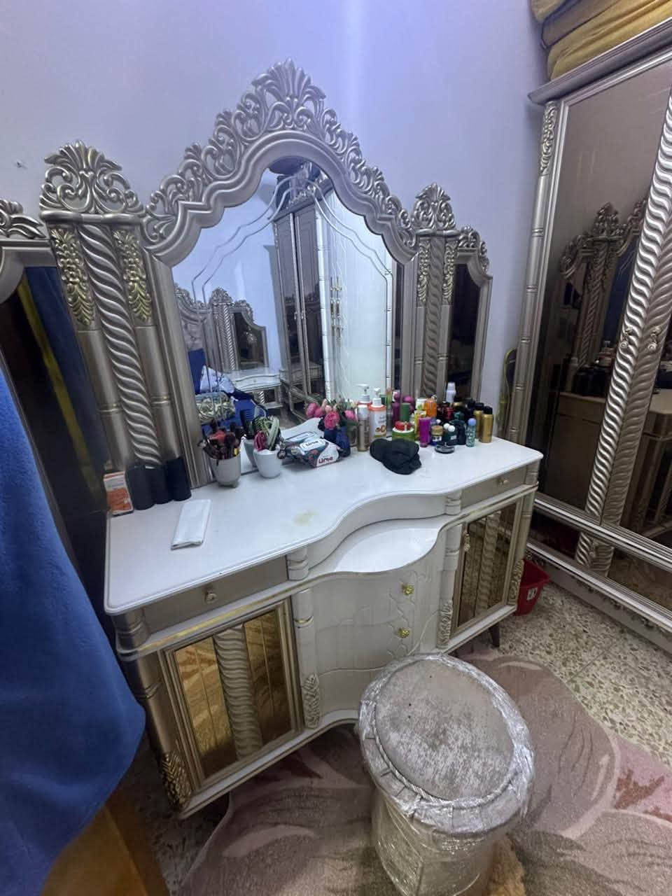 غرفه ملكيه البيع سعر قفل 700عنواني بغداد البلديات رقم هاتف ***********
