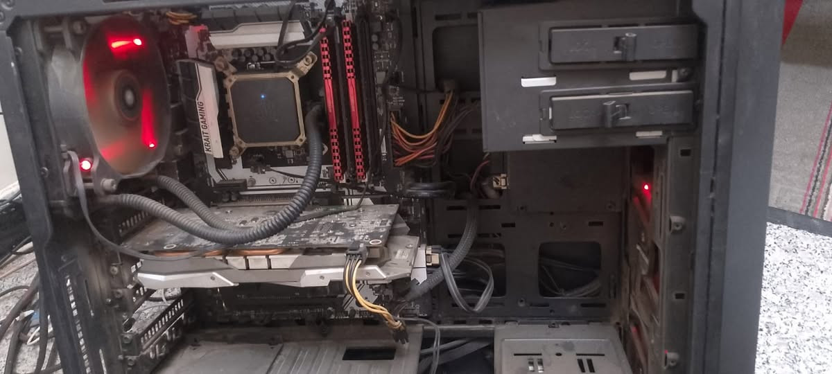 للبيع سيت أب قيمنق ومونتاج كامل (Setup متكامل) بمواصفات ممتازة وجاهز للاستخدام:

المعالج (CPU): Intel Core i7-6700K @ 4.00GHz (فئة احترافية قابلة للكسر)

كارت الشاشة (GPU): NVIDIA GeForce GTX 1060 6GB (النسخة الكبيرة 6 غيغا)

المذر بورد (Motherboard): MSI KRAIT GAMING

التبريد (Cooler): تبريد مائي مغلق من شركة Cooler Master لأداء بارد ومستقر تحت الضغط

الذاكرة (RAM): 16GB RAM Gaming

التخزين (Storage): هارد HDD للسعة والتخزين

🖥️ الملحقات والشاشات المشمولة بالبيع:

الشاشة الرئيسية: شاشة قيمنق احترافية من MSI تدعم ميزة NVIDIA G-SYNC المخصصة للألعاب السريعة ومنع التقطيع.

الشاشة الثانوية: شاشة Samsung ممتازة للمحادثات أو التصفح الجانبي.

جهاز الـ UPS: منظم ومخزن طاقة من شركة FARBER بشاشة رقمية لحماية الجهاز من انقطاع الكهرباء المفاجئ.

الماوس والكيبورد: كيبورد ألعاب ميكانيكي مضيء (RGB) بأزرار دائرية مميزة مع ماوس قيمنق متناسق.

الحالة: الحاسبة نظيفة جداً وشغالة بدون أي مشاكل، وممتازة جداً لألعاب مثل (Rust, PUBG, GTA V) وبرامج التصميم والهندسة والمونتاج.

الرقم *********** واتساب فقط
