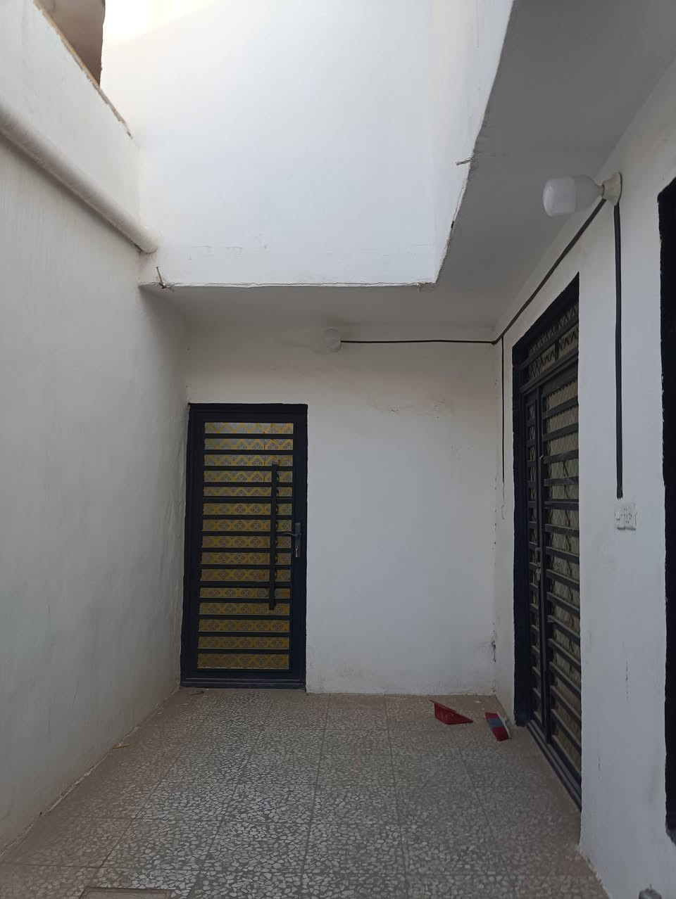 السلام عليكم موجود بيت للرهان كوفه قرب مسلم ابن عقيل يتكون غرفتين صاله وستقبال وحمام وتخاريج ومكشوفه مساحه 130 بناء جديد للاستفسار ***********
