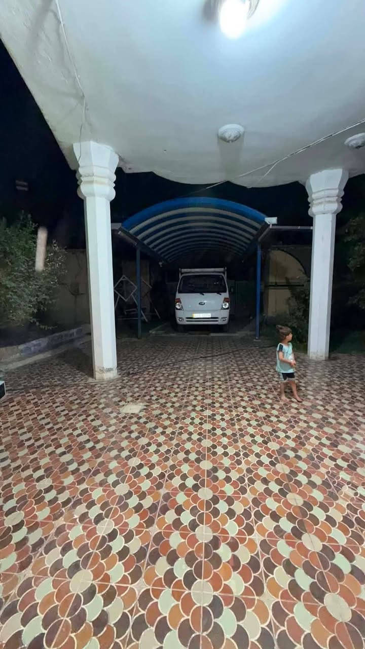 🏡 دار للبيع – مساحة 500 متر

📍 على شارع مستشفى الإمام علي (ع)
📍 قريب من المول

✅ غرفتان
✅ استقبال بطول 9 أمتار
✅ صالة كبيرة بطول 7 أمتار
✅ مطبخ داخلي
✅ مطبخ خارجي
✅ صحيات داخلية
✅ صحيات خارجية
✅ حديقة أمامية
✅ حديقة جانبية
✅ واجهة 15 متر ومرتفعة عن مستوى الشارع
✅ 4 محلات تجارية على الواجهة

📄 نوع السند: طابو زراعي 25

💰 السعر: 160 مليون دينار بي مجال 

فرصة مميزة للسكن أو الاستثمار، موقع حيوي ومساحة واسعة مع أربعة محلات تجارية على الواجهة.
***********
الاستفسار ع الرقم
