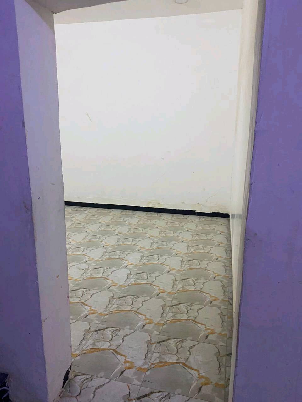 للبيع بيت مساحه  م١٢٠ طابو زراعي 25الفلوجه قريب جدا من مجمع الرحاب السكني غرفه وصاله ومطبخ وحمام ومناور 2 البيت كامل من كلشي سيراميك سخان و تانكي بس اسكن بي وكراج سياره ومحل صغير السعر 40 مليون وبي مجال
