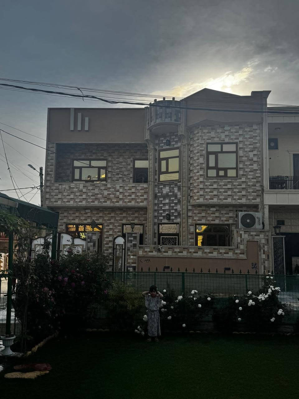 السلام عليكم بسم الله والصلاة والسلام على رسول الله 🏡 للبيع للبيع دار سكني / بناء حديث / ملك طابو الزهور / – فرصة مميزة بسعر مناسب جداً / 
📍 الموصل – الجانب الأيسر
📌 حي السماح الثانيه / مقابل البيت حديقه حيل مرتبه /  يوجد بأر توازي ماء حلو / 
📐 المساحة: 130 متر طابق ونص  / البيت ركن على شارعين / 
🏠 السعر 130/ مليون دينار / وقابل للتفاوض / 

✔️ موقع مميز وقريب من جميع الخدمات.
✔️ مناسب للسكن / المنطقه كلش هدوء / 

💰 السعر مناسب جداً ويوجد مجال للتفاوض.
للتواصل والاستفسار:
📱 *********** / زين 
📱 *********** / كورك 
📛 ابو ياسر للعقارات / نستقبل جميع العروض في احياء الموصل /
▪️ سكني 🏡
▪️ تجاري 🏬
▪️ دواَنم وأراضٍ استثمارية 🌟
