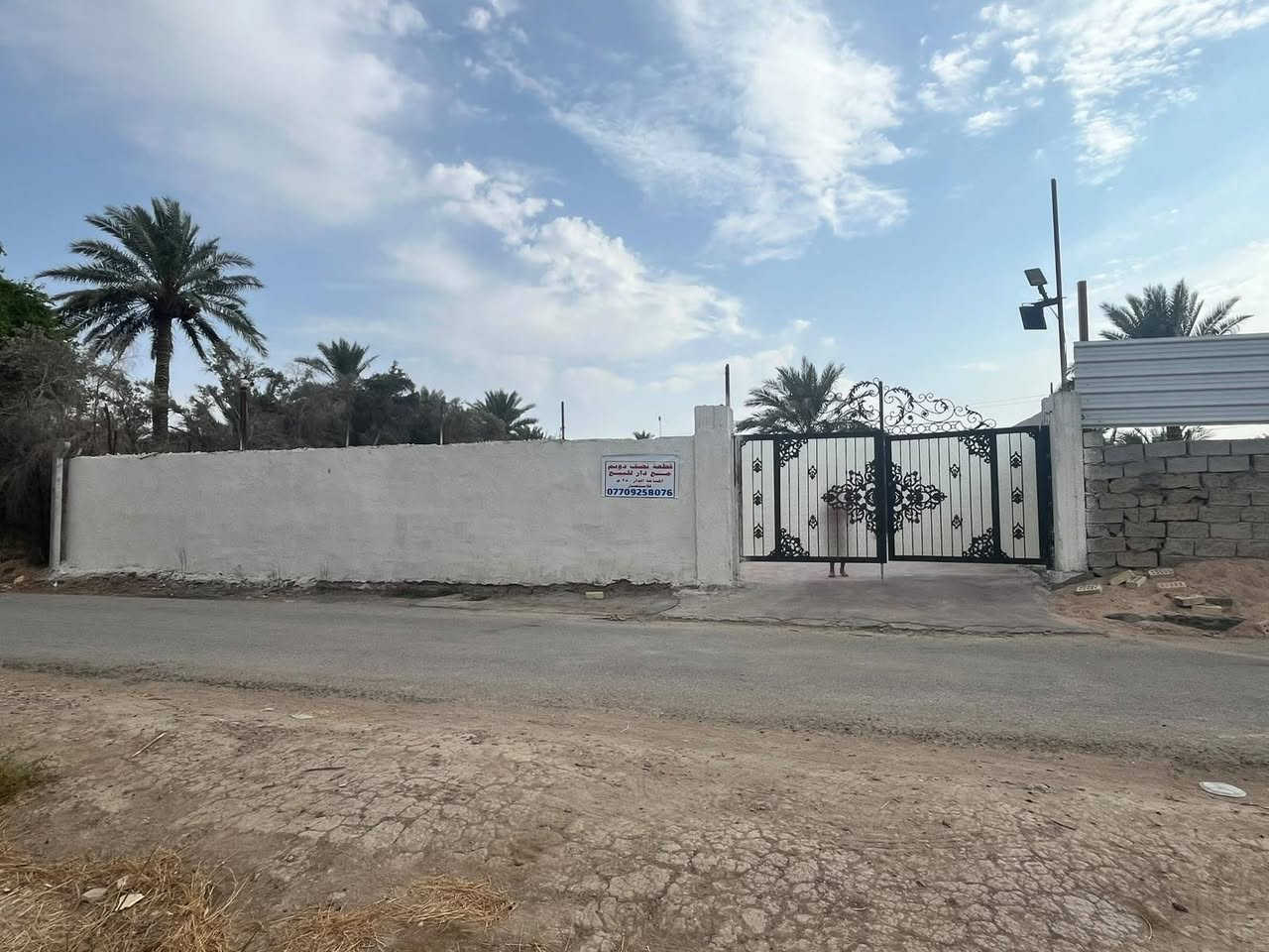 السلام عليكم
للبيع نصف دونم مع بيت مساحة البيت ٢٥٠م

العقار طابو ملك صرف سند ٢٥ مملوك شخص

يتكون من صالة واستقبال مع حمام خارجي للضيوف

واربع غرف نوم ومجمع صحيات وطابق الثاني غرفة نوم

 مع بيتونه كبيرة بناء العقار ٢٠٢٦ بناء جديد متعوب علية

           الموقع التاجي ذراع دجلة شارع بعد معمل الماء الخليج 

        للستفسار الاتصال مع صاحب العقار مباشرا 
                       ((( ***********)))

