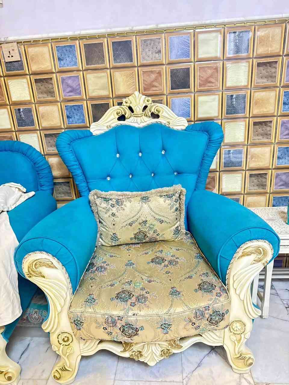 للبيع– طقم صالون ملكي فاخر 👑
🛋️ مكوّن من:
• 4 كراسي
• قنفتين

✨ تصميم ملكي راقي وفخم
💎 تركوازي مع ذهبي وأبيض
👌 نظيف جداً واستعمال قليل

💰 السعر: 600 ألف دينار فقط
📍 كربلاء – الهندية
📞 ***********
📞 ***********
