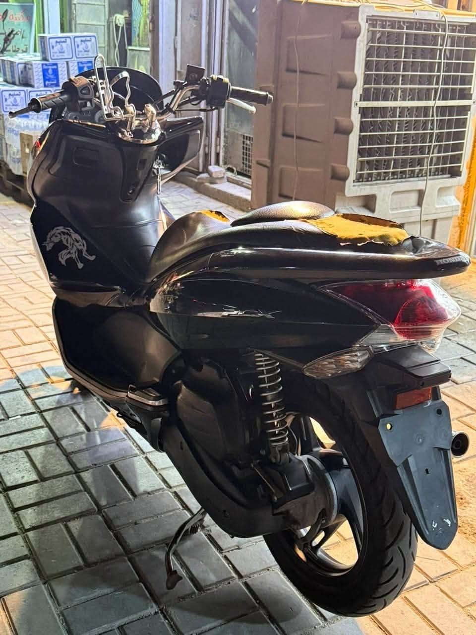 السلام عليكم pcx  للبيع
الدراجه مكفوله كفاله عامه من كلشي 

دراجه مزاد جيل اول 2025 ياباني 

ممشاهه 28000 

دراجه بلاديه  مثل ما موضح بل صوره 

للستفسار ‭***********‬
