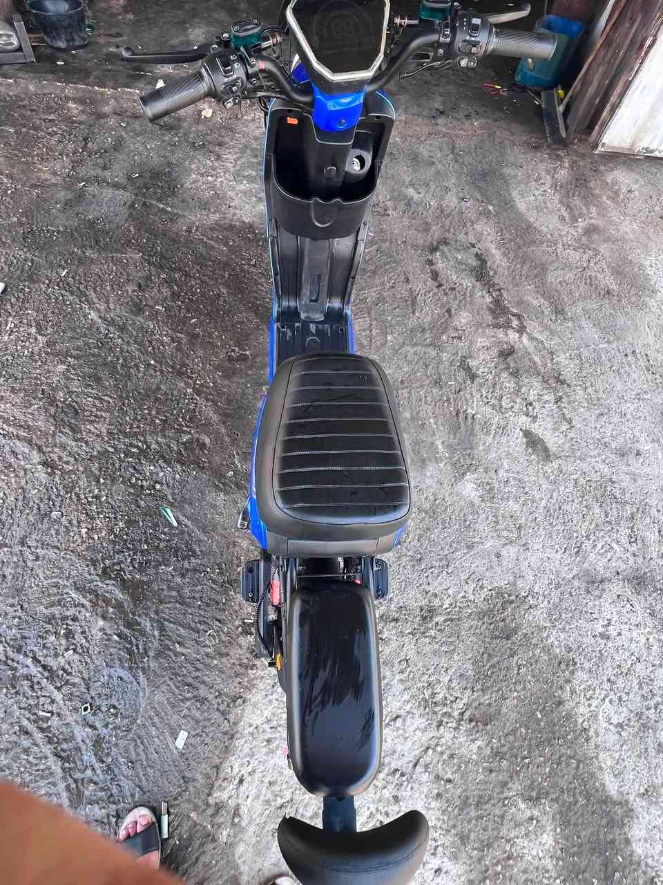 R9  للبيع نضيف ٥ بطاريات اكبار جديد اي نقص مابي ***********
