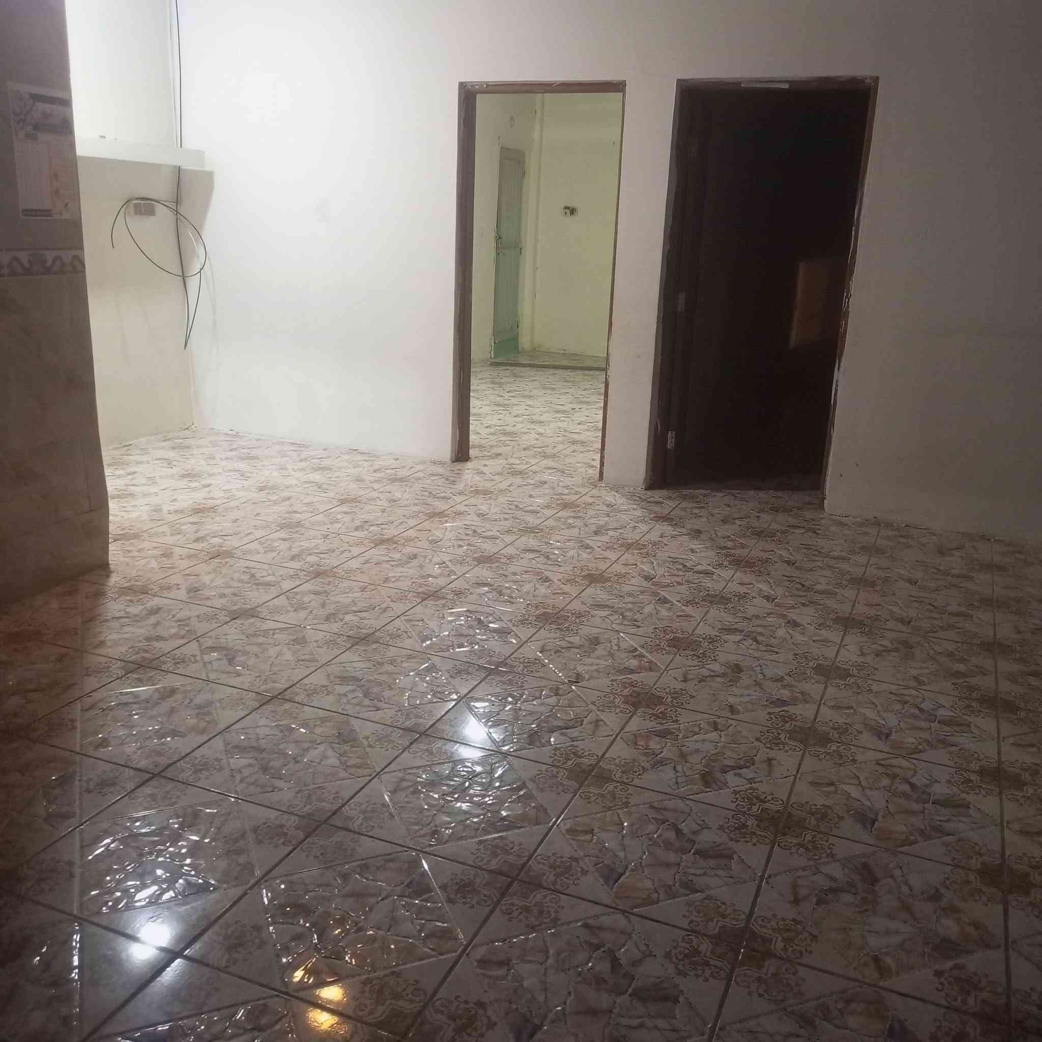 شقه للايجار بالقبله بحي المهندسين على الشارع الرئيسي بيها غرفتين نوم وهول داخلي ومطبخ وصحيات وكيزر وتانكي وماطور اجاره قفل 400 الماء والكهرباء على المؤجر مطلوب عائله صغيره اي استفسار على هذا الرقم ***********
