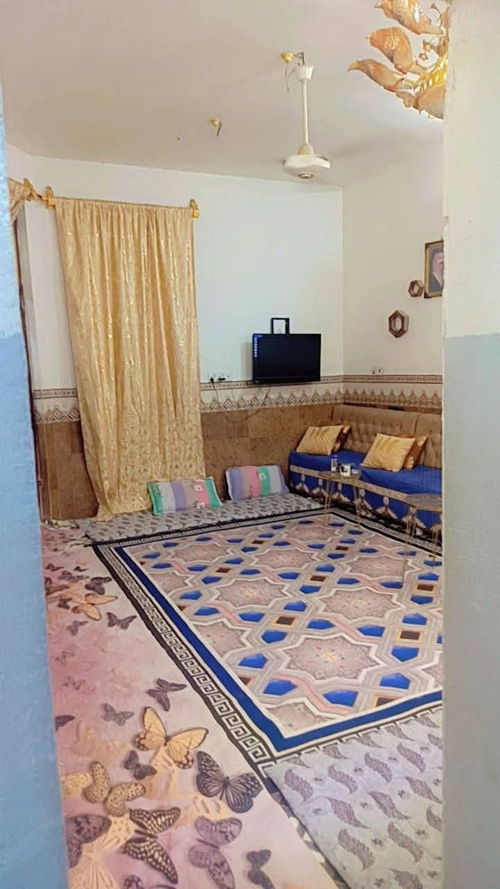 سلام عليكم بيت للبيع مساحة ١٠٠ بيت ركن مي كهرباء كلة فولل عرض الشارع 6 ثالث بيت عن التبليط بي مدخل على كنطرة البيضة وبي مدخل على طريق بغداد يم تيل 55 الشراي يتصل على رقم 
السعر ٧٠وبي مجال ***********
