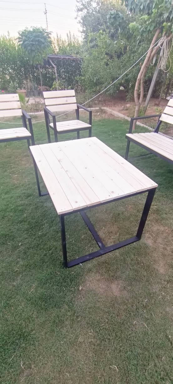 مێزو کورسی نوێ بۆ حدیقەو باخ ، پێکهاتووە لە تاقمێکی هەشت کەسی دوو کورسی تاك کەسی دوو کورسی سێ کەسی وە مێزێك بە نرخێکی گونجاو ژ.م وە وتسئاپ *********** أربيل, العراق
